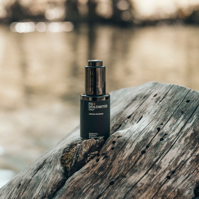 Essentia Precious Brightening Serum Arnica Montana Vitamina E lifting illuminante viso FD Dolomites