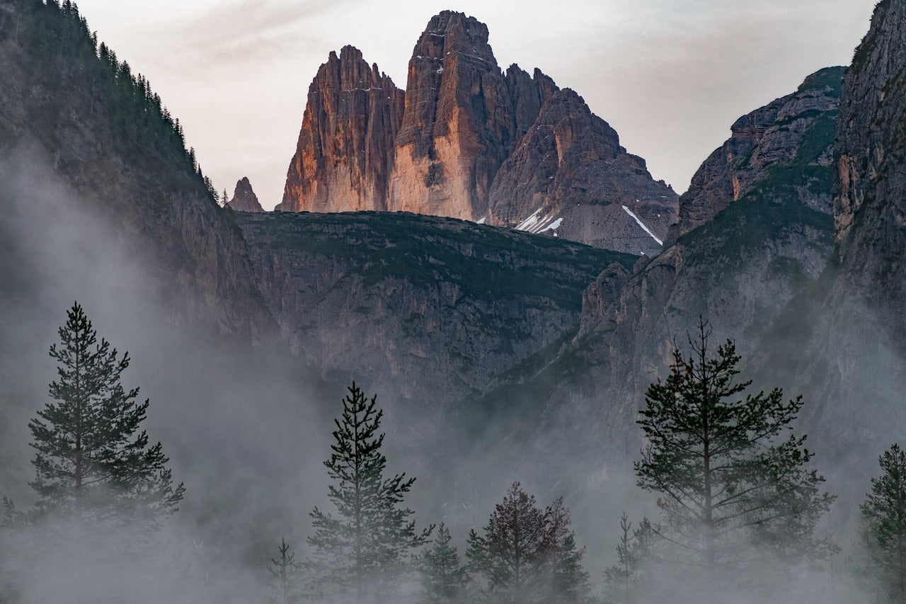 tre cime di lavaredo con nebbia